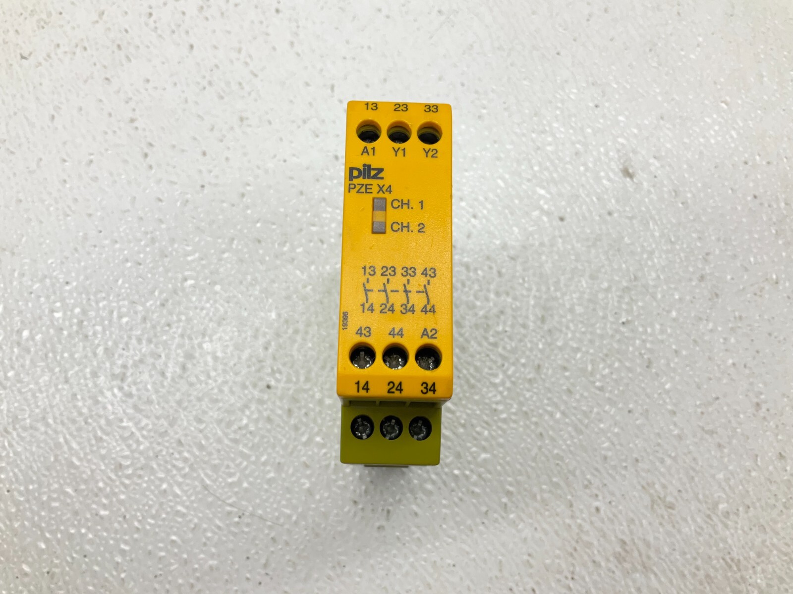 Pilz PZE X4 24VDC 4n/o 24 VDC Safety Relay PZEX424VDC4n/o 774585 (TSC)