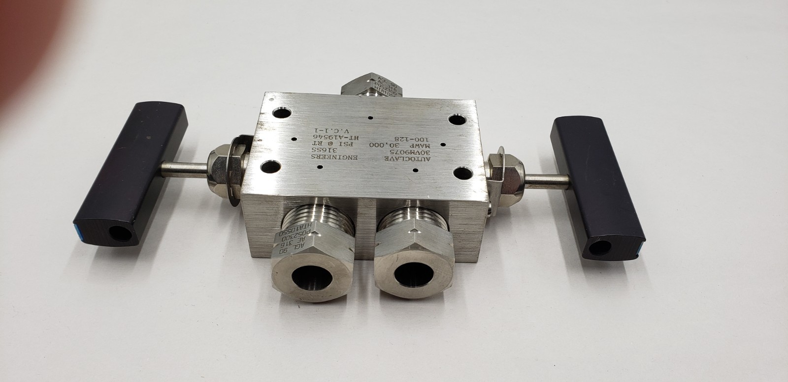 Autoclave Engineers 30VM9075 30,000 psi Stainless Steel Manifold & Needle Valves