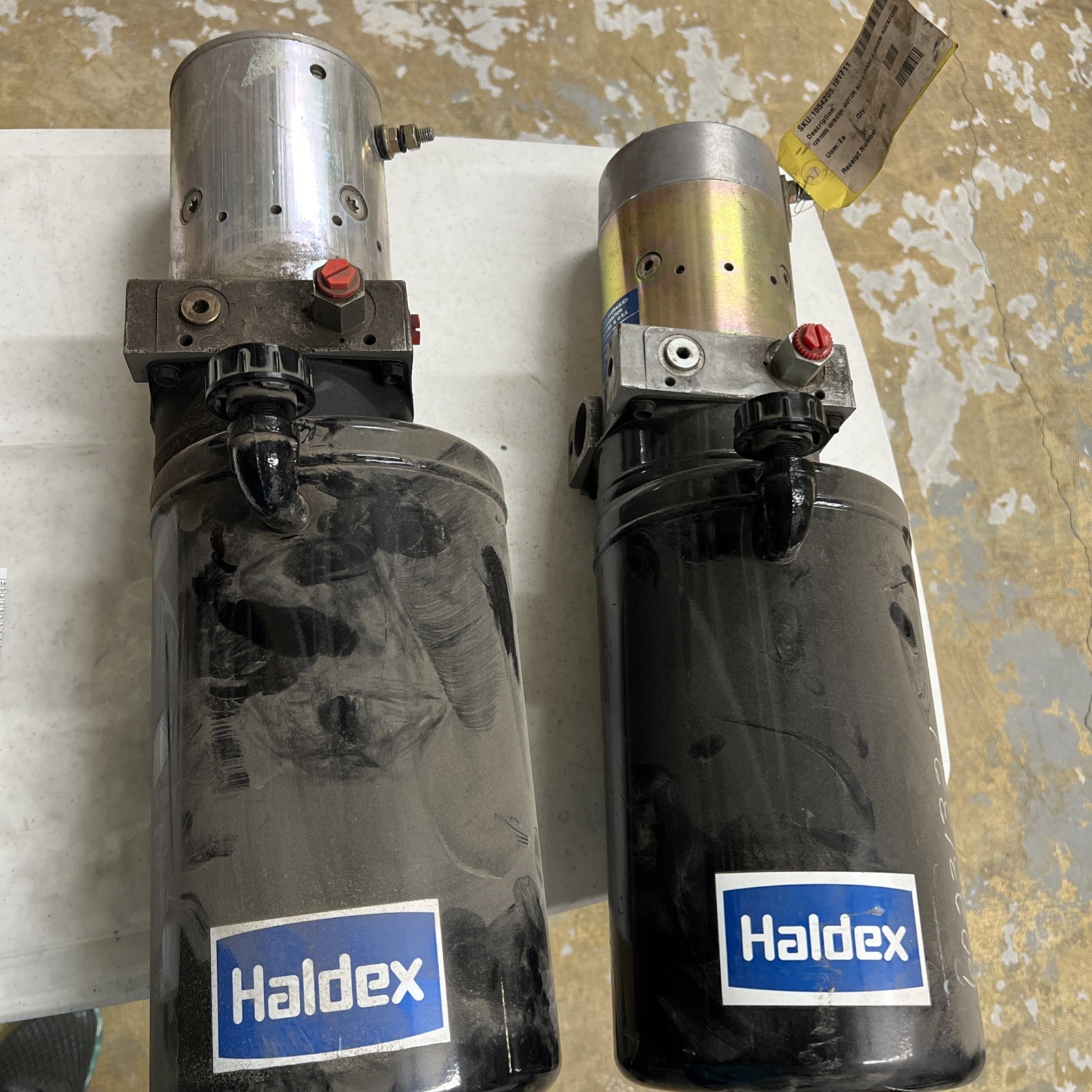 HALDEX BARNES HYDRAULICS 2201094 pump with assembly and reservoir.