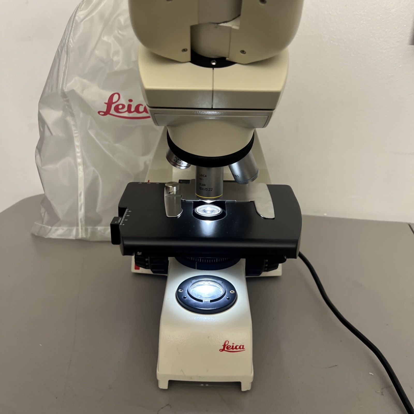 Leica DM500 Binocular Educational Microscope w/ 4x, 10x, 40x, 100x Objectives