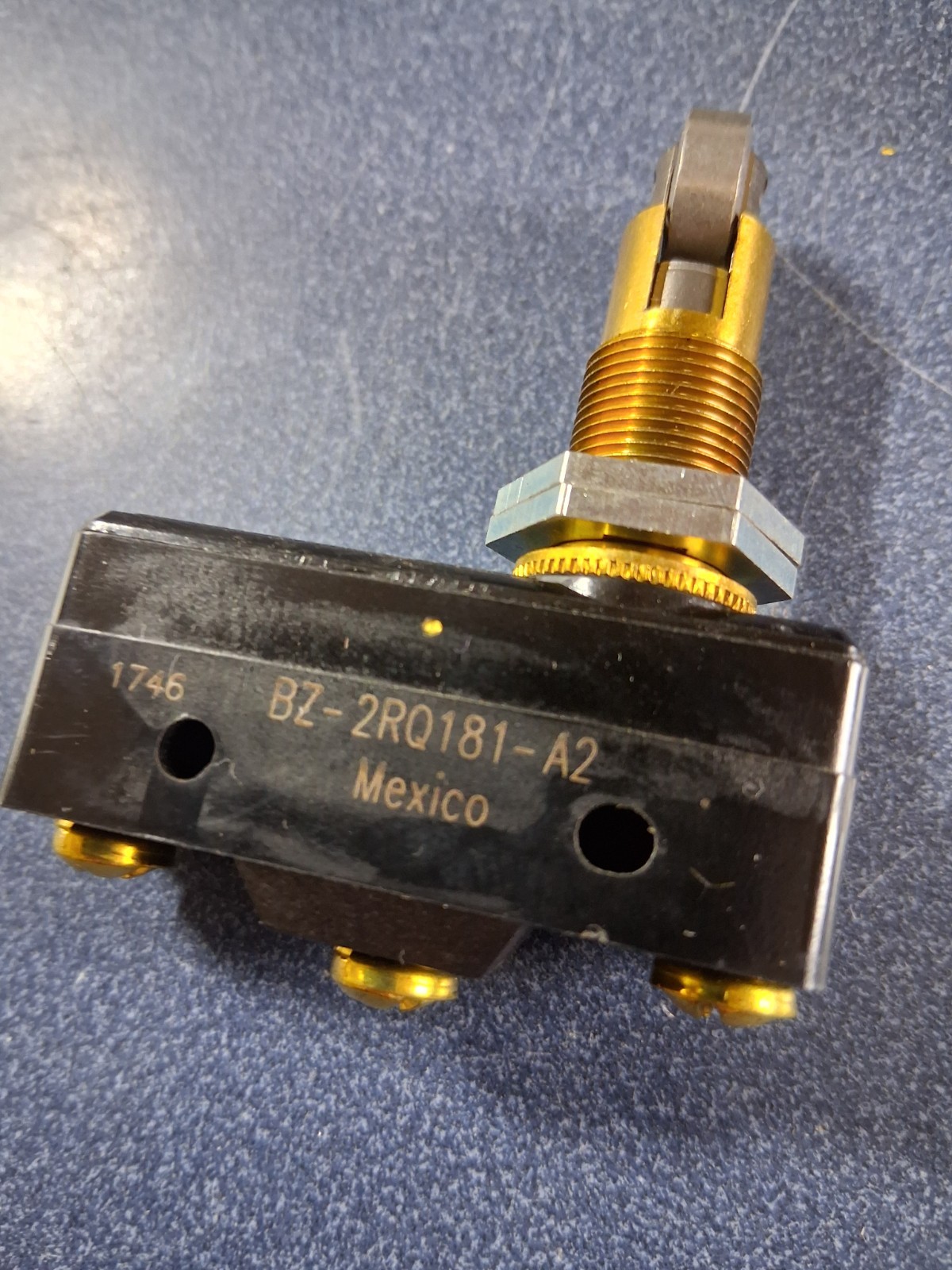 MICRO SWITCH BZ-2RQ181-A2 LIMIT SWITCH ROLLER PLUNGER 15A 125,250 OR 480VAC NNB