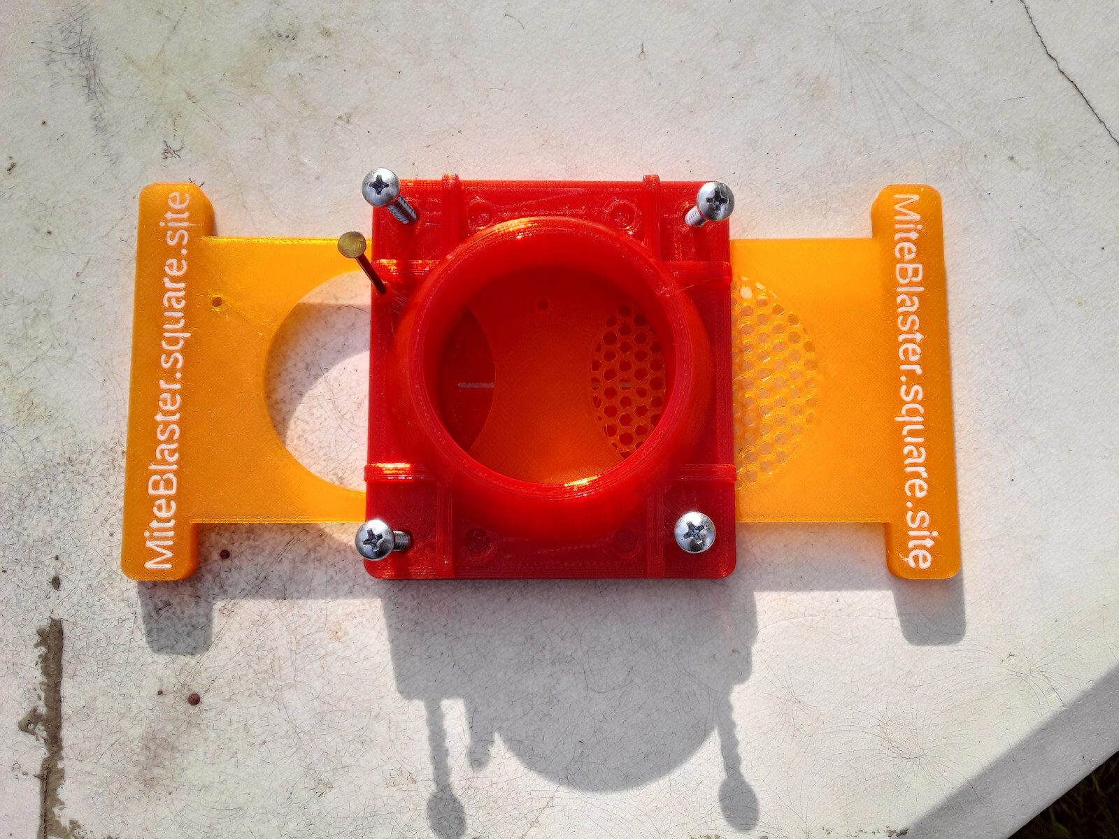 Bee Vacuum Gate for Beekeeping with Nail Lock