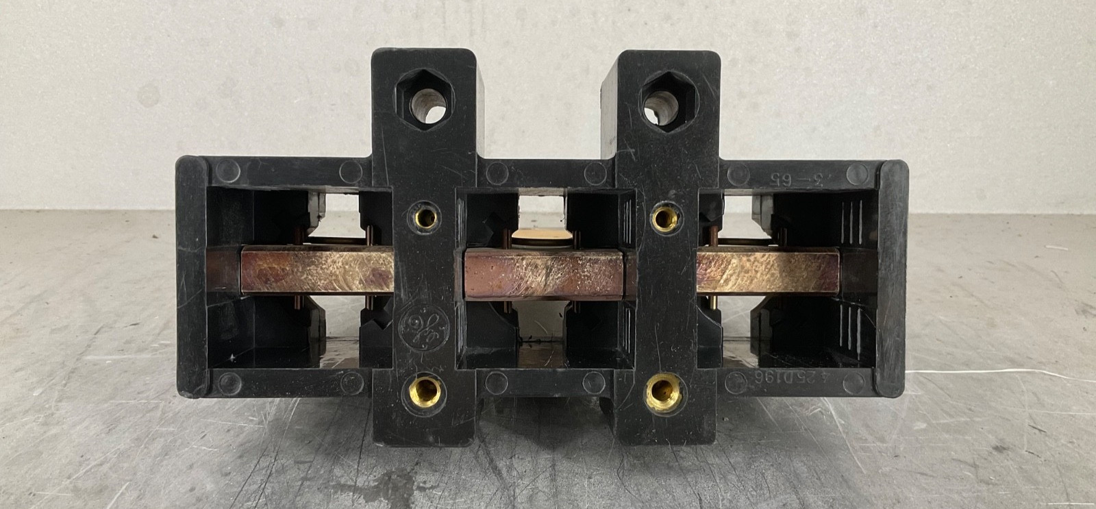 G.E. TJ43PD1A PLUG IN MOUNTING BASE 400A 3P FOR J-400/TJ BREAKER LINE NEW