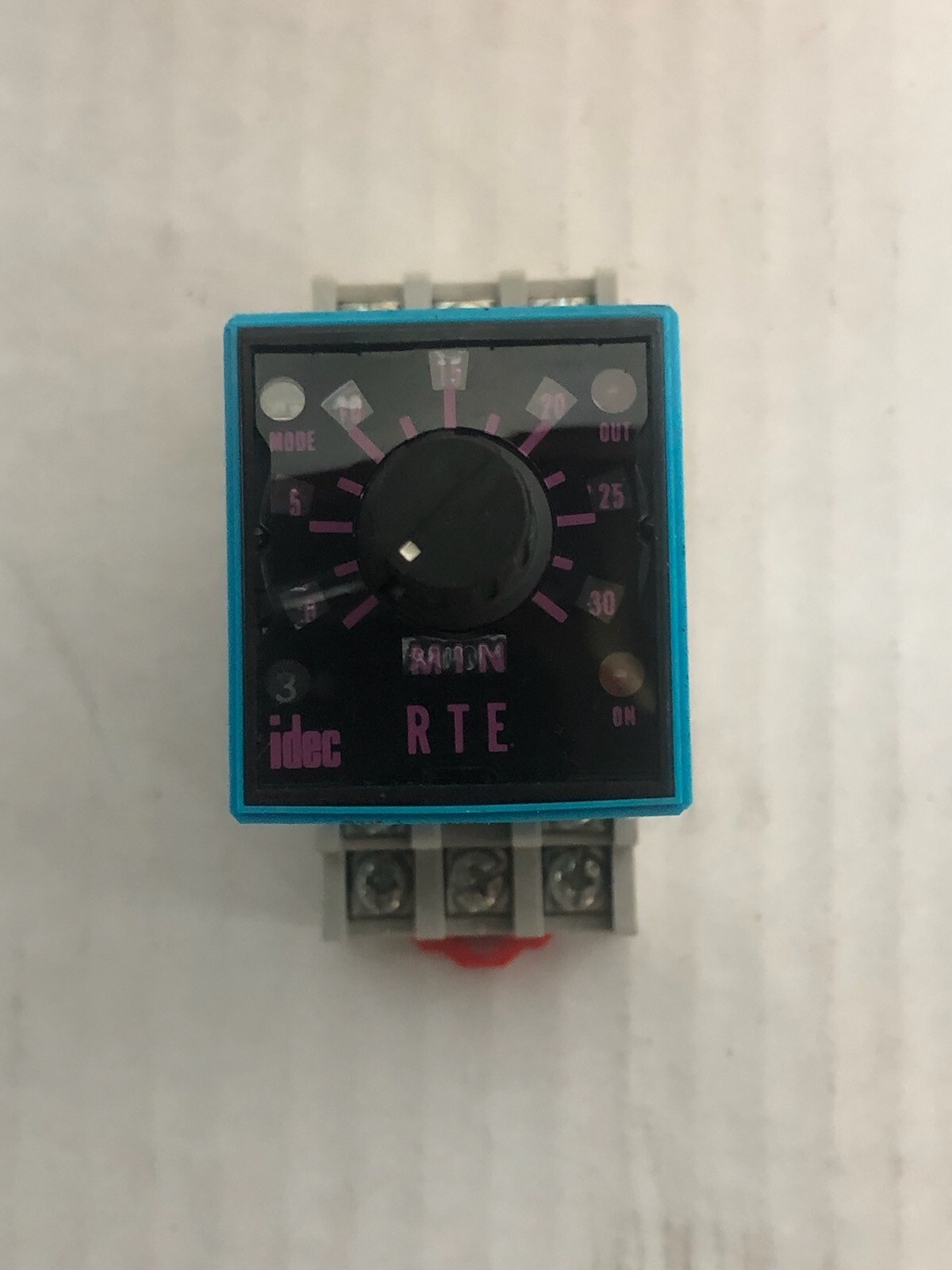Idec RTE-B22 Electronic Timer, 120VAC, 10A DPDT, 0-30 Minutes, w/Relay Socket