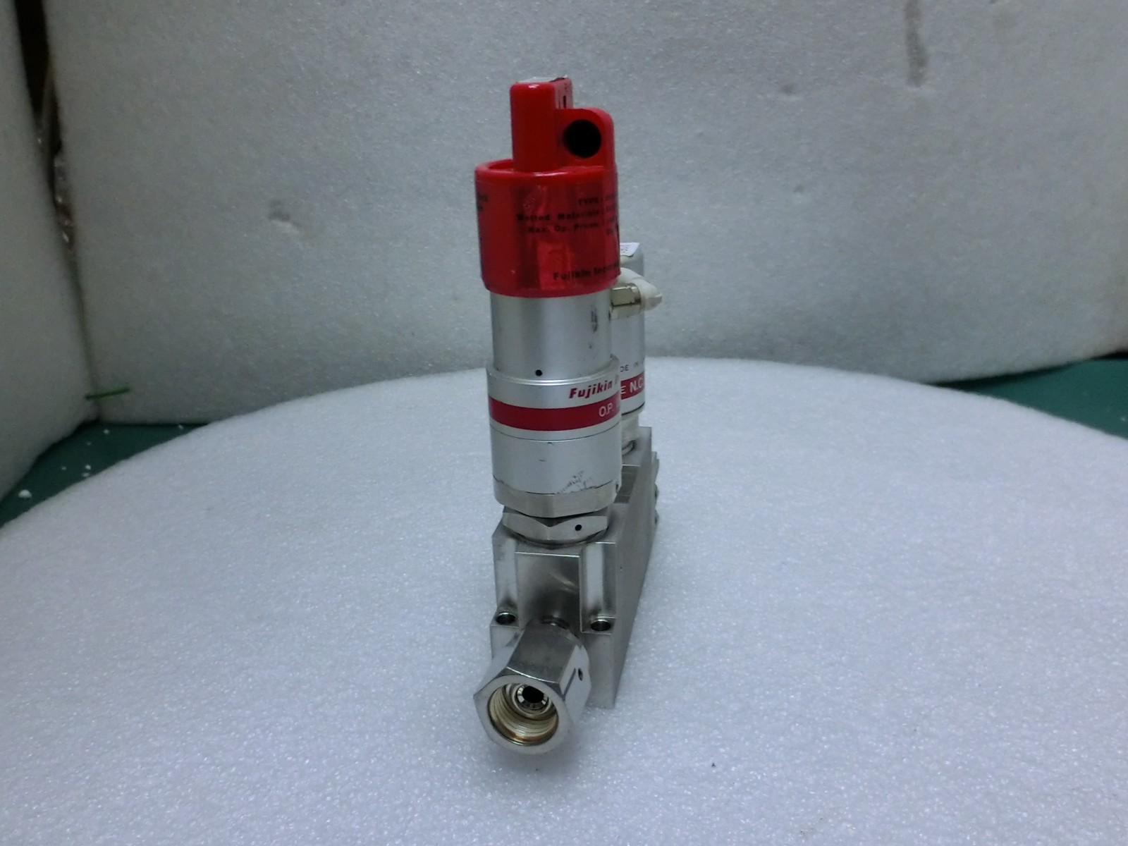 Lam Research 766-077821-103 Rev D Fujikin 705774 Pneumatic Valve,Used,Jp+9773