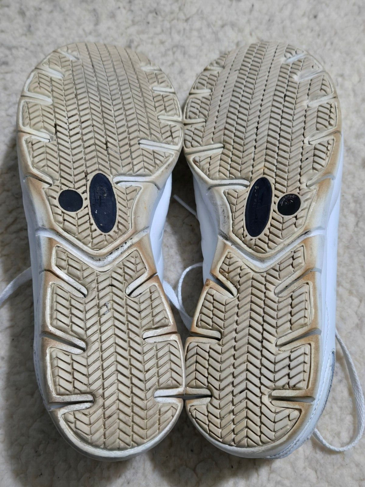 Skechers Women’s Size 8 White Work Shoes Sneakers Relaxed Fit Sneaker 76564