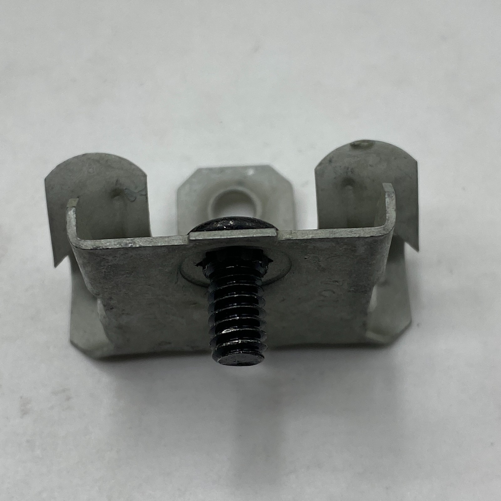 BOX OF 100 Nvent Caddy M24S Universal Beam Clamps 1/8″-1/4″ Flange w/Stud Bottom