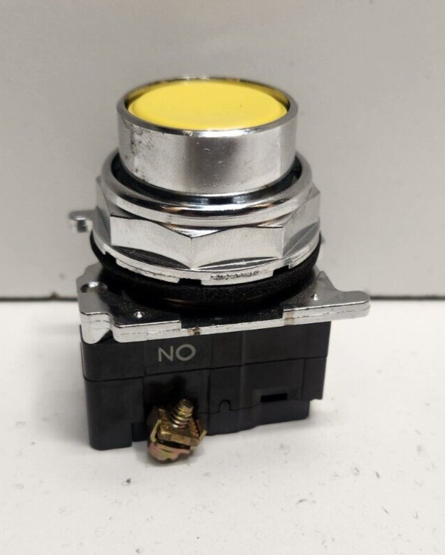 NEW OLD STOCK! CUTLER-HAMMER NO YELLOW FLUSH MOMENTARY PUSH BUTTON 10250T104-53