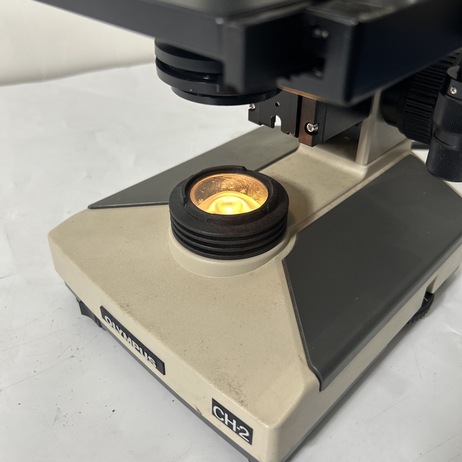 Olympus CH-2, CHT Microscope with objectives 4 X 10X 40X 100X (INV09)