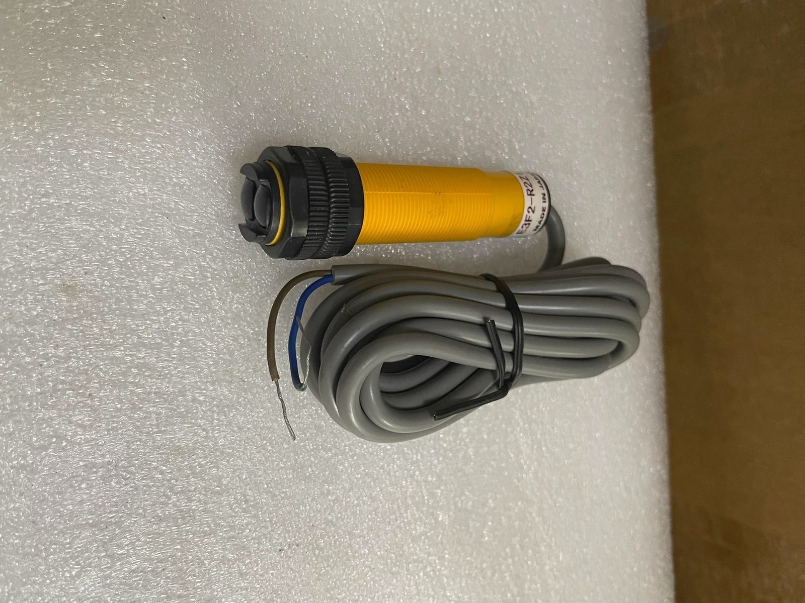One Omron E3F2-R2Z1 Welcome counteroffer