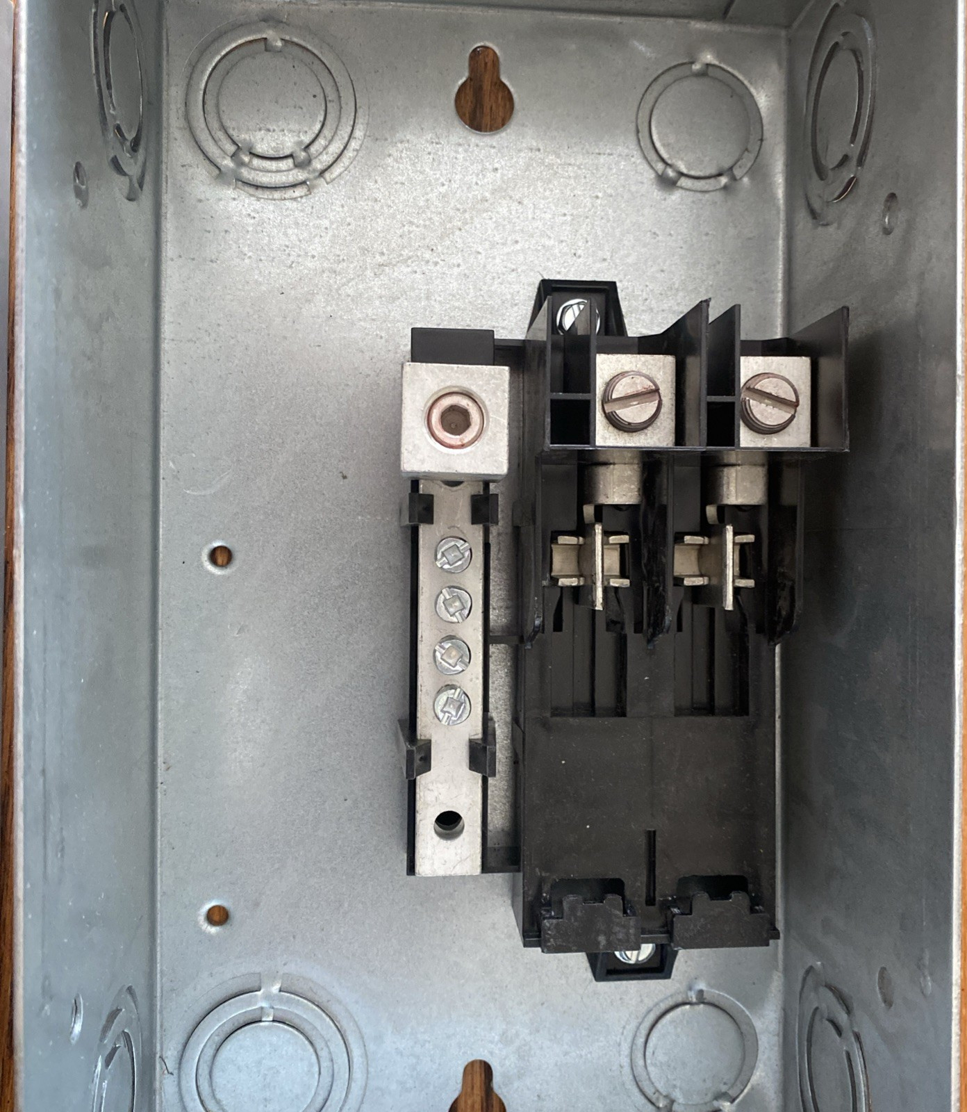 New GE Main Lug Load Center 2 Circuits 120/240 Volt AC TL270SCUP Indoor