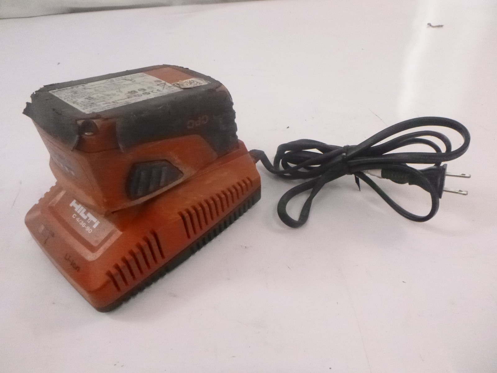 Hilti Compact Battery Charger C4/36-90 with Lithium-Ion Battery B22 5.2