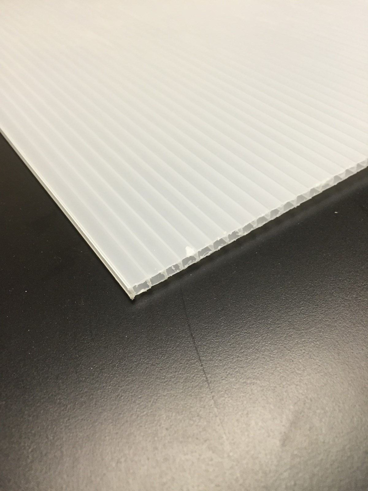 Coroplast 4mm 24″ x 18″ (8 Pack) Translucent Corrugated Sheets Horizontal