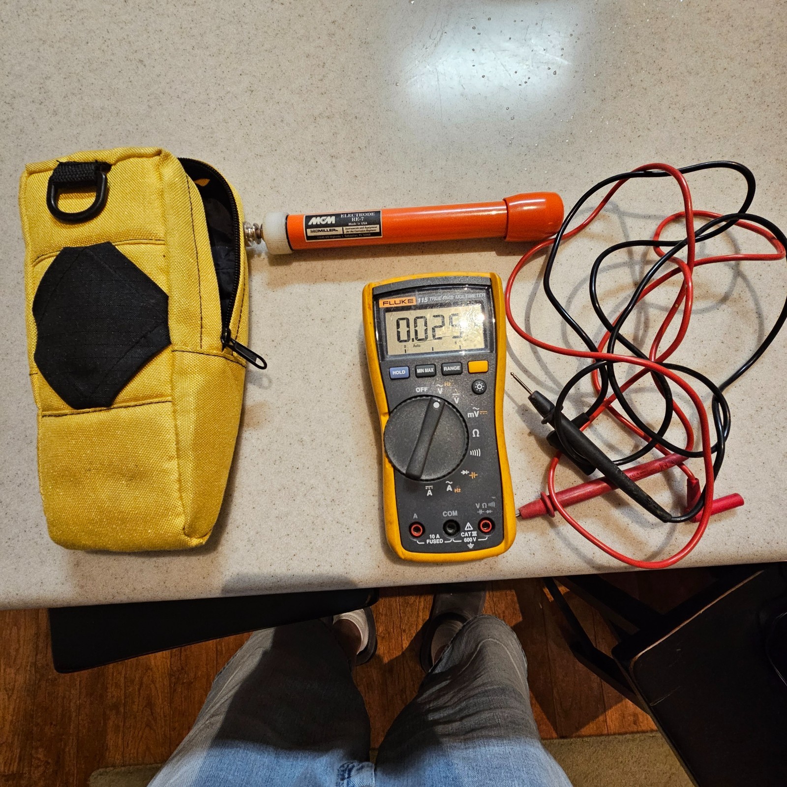 Fluke 115 True RMS Digital Multimeter w/ Leads Case + M.C. Miller RE-7 Electrode