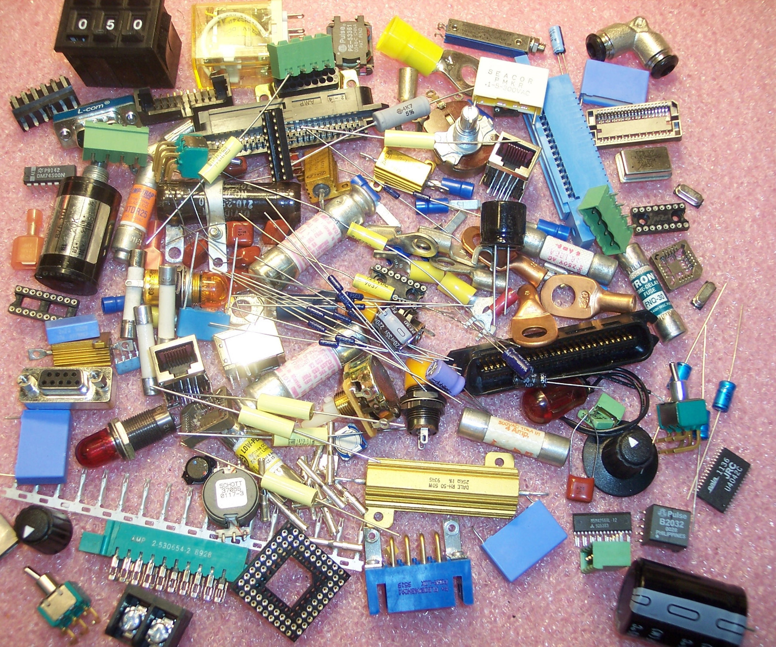 3 lb+ GRAB BAG MIXED LOT ELECTRONIC COMPONENTS CAPACITORS RESISTORS RELAYS LEDS