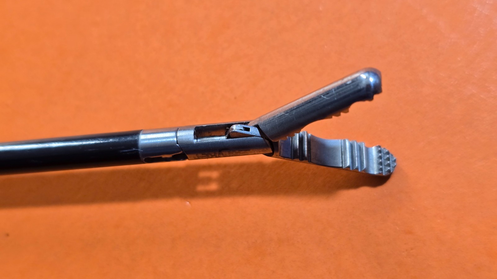 Stryker Laparoscopic Retraction Forceps 5mm x 36cm Ratchet Handle