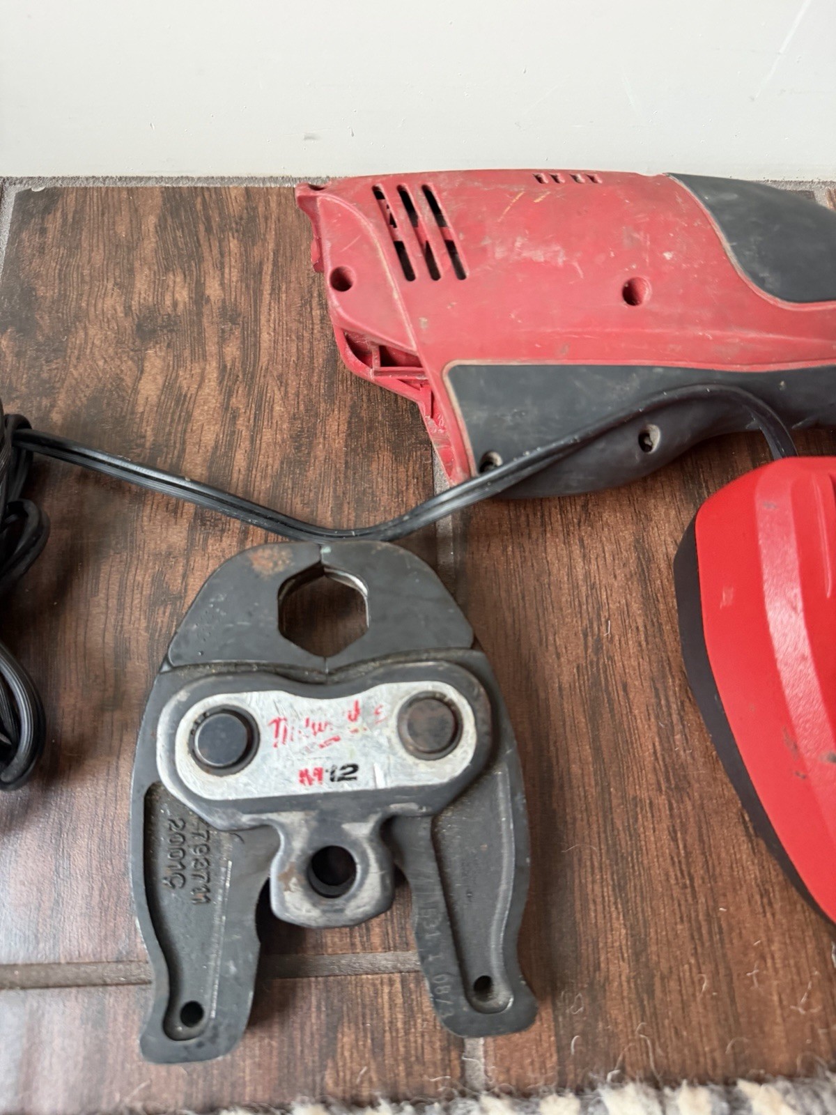 MILWAUKEE 2473-22 M12 FORCE LOGIC PROPRESS TOOL with 3/4″ Jaw Battery Charger
