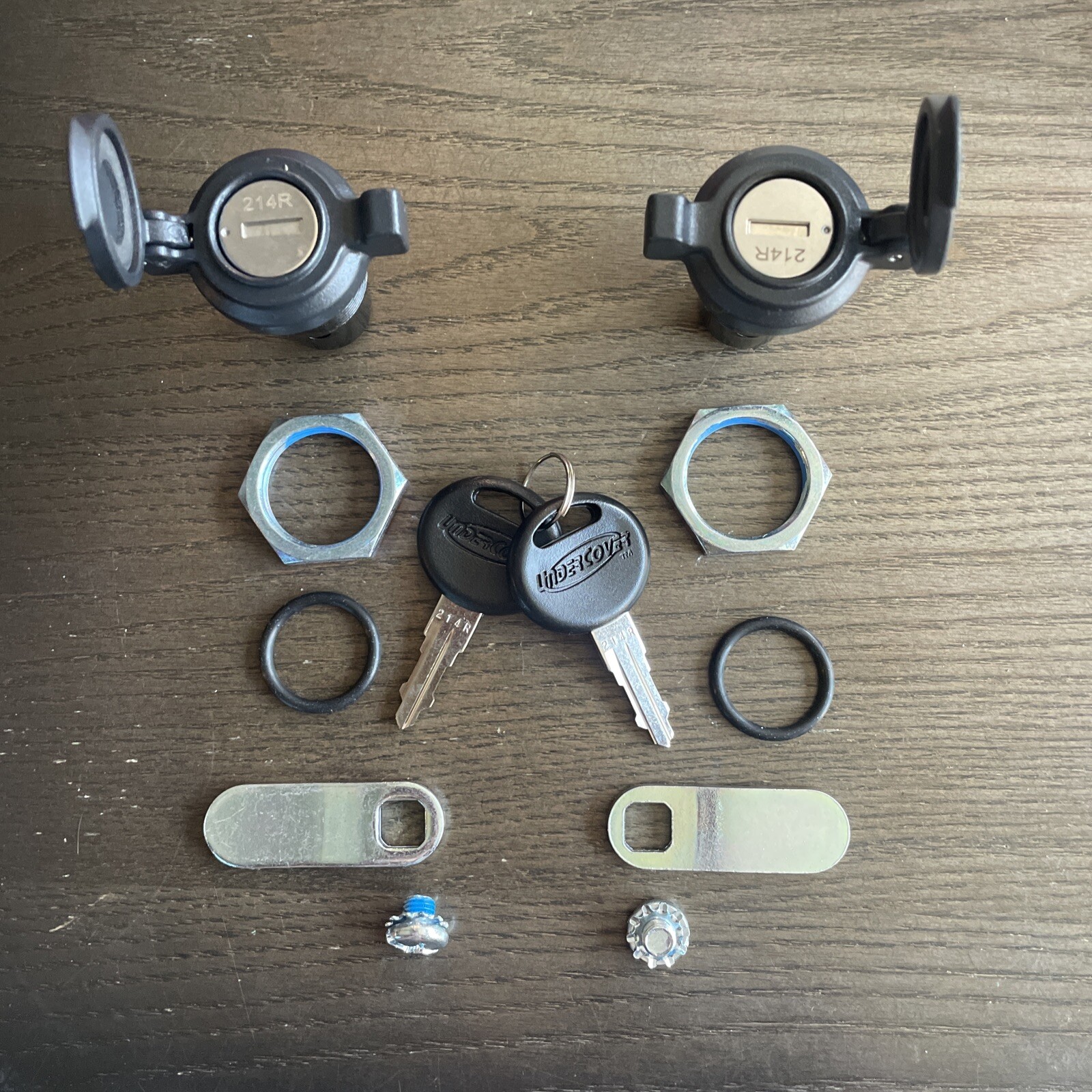 UNDERCOVER TONNEAU HEAVY DUTY COVER LOCK KIT (2 LOCKS) W/ MOUNTING HARDWARE KEYS