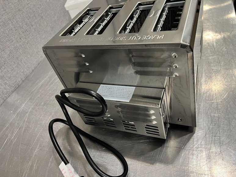 Avantco Medium-Duty Bread/Bagel Switch 4-Slice Toaster – 240V