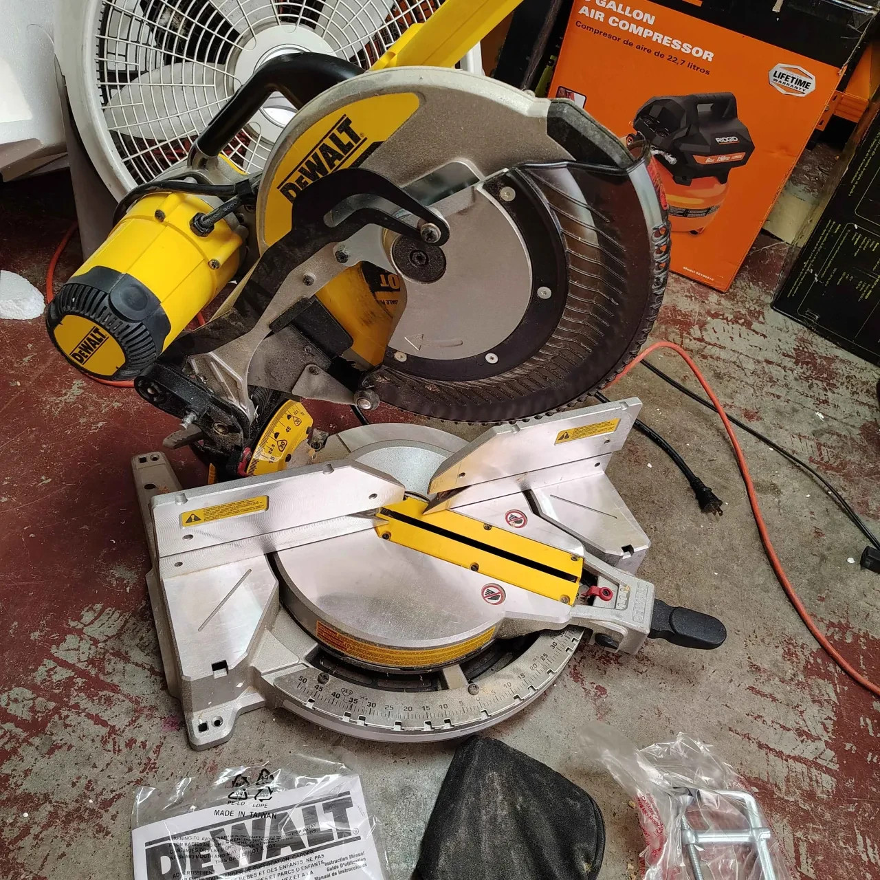 DEWALT DWS716R 15 Amp 2-Bevel 12″ Compound Miter Saw *READ*
