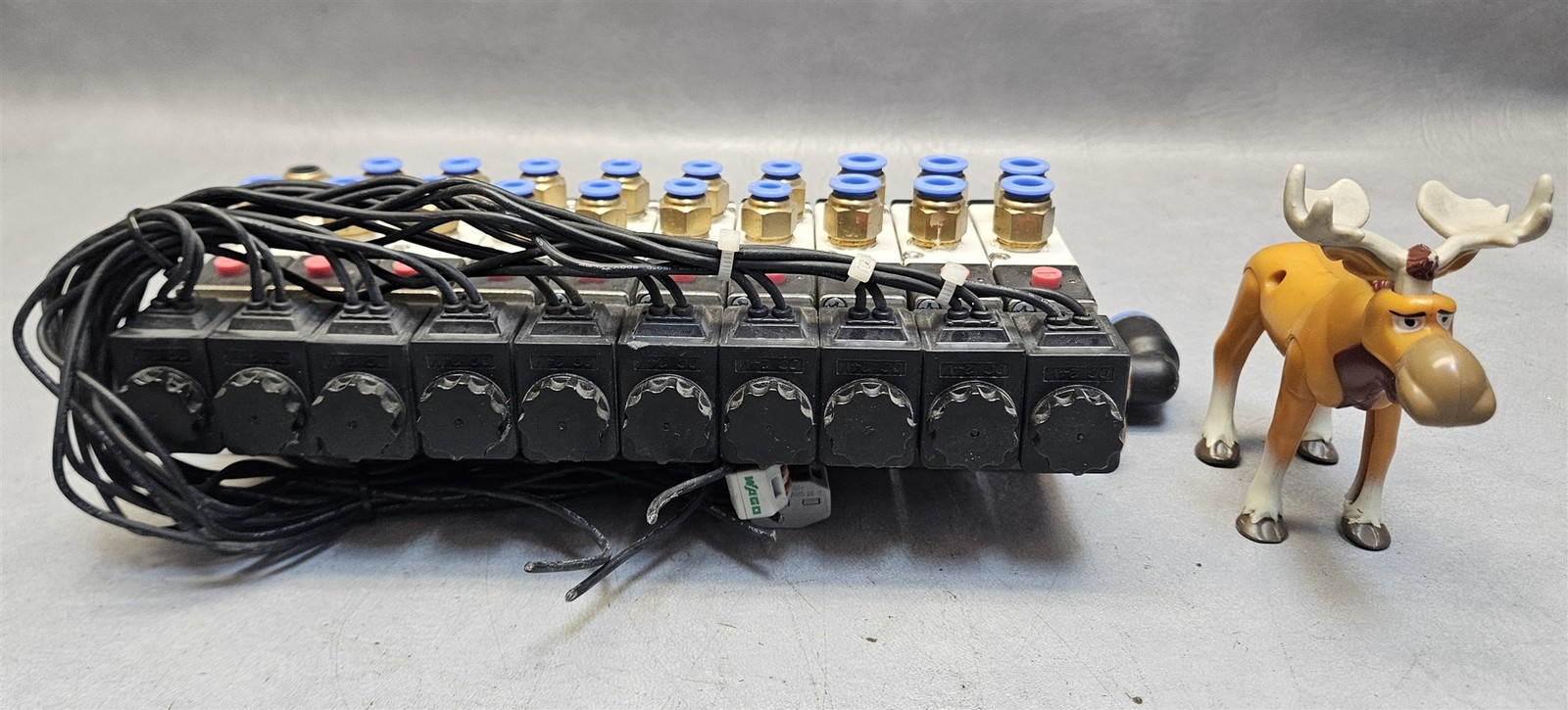 Lot of 10 4V210-08 Pneumatic Solenoid Valves 0.15-0.8MPa 24V on AirTac Manifold