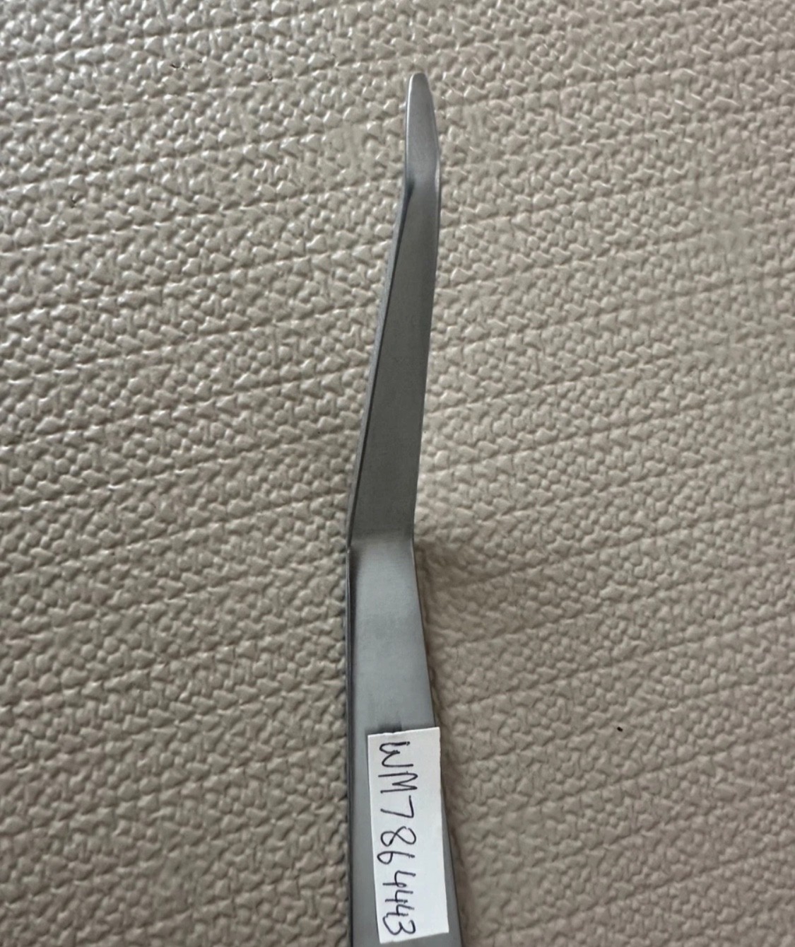 WM7864443–HOHMANN KNEE RETRACTOR MEDIUM 45 ANGLED Overall Length: 9.125″
