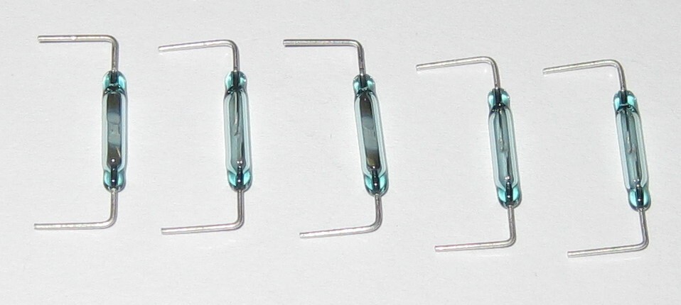5 X Micro Magnetic Reed Switches with Bent 90° Leads – SPST N.O. – 30 V – 0.5 A