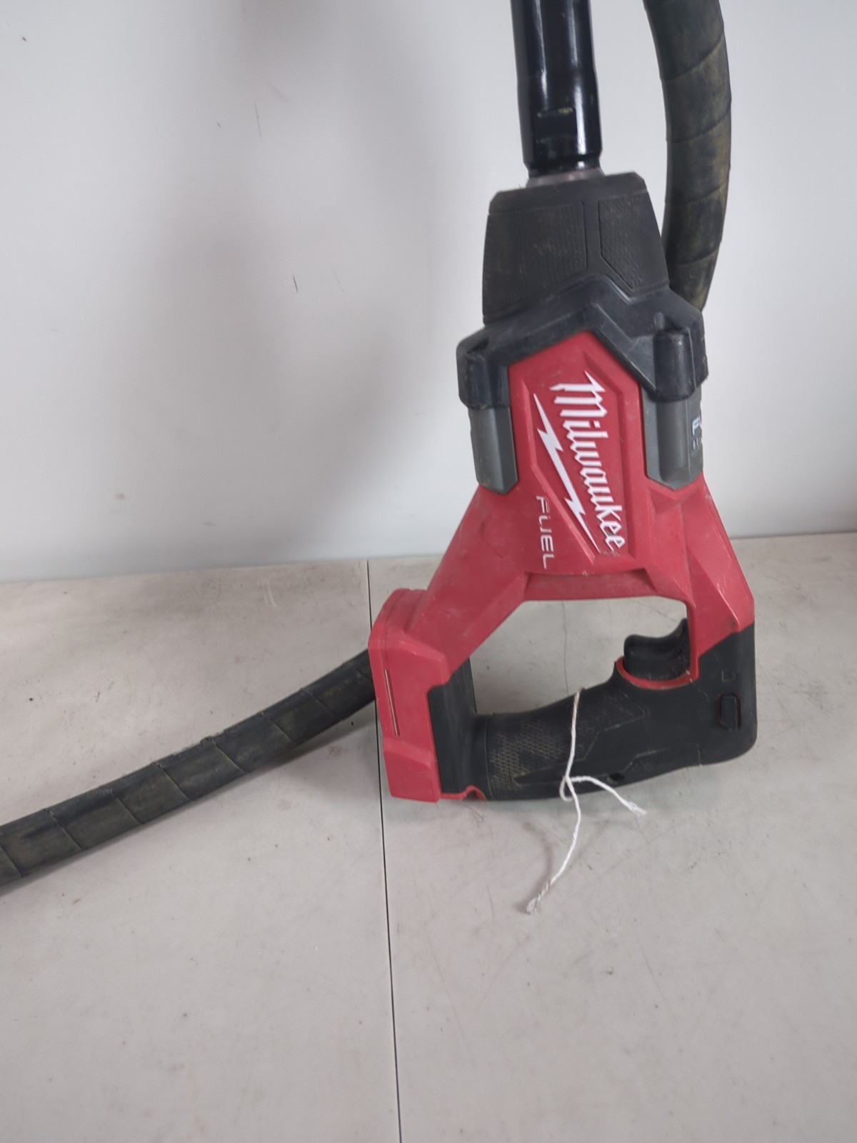 Milwaukee 2911-20 M18 FUEL 8′ Concrete Pencil Vibrator