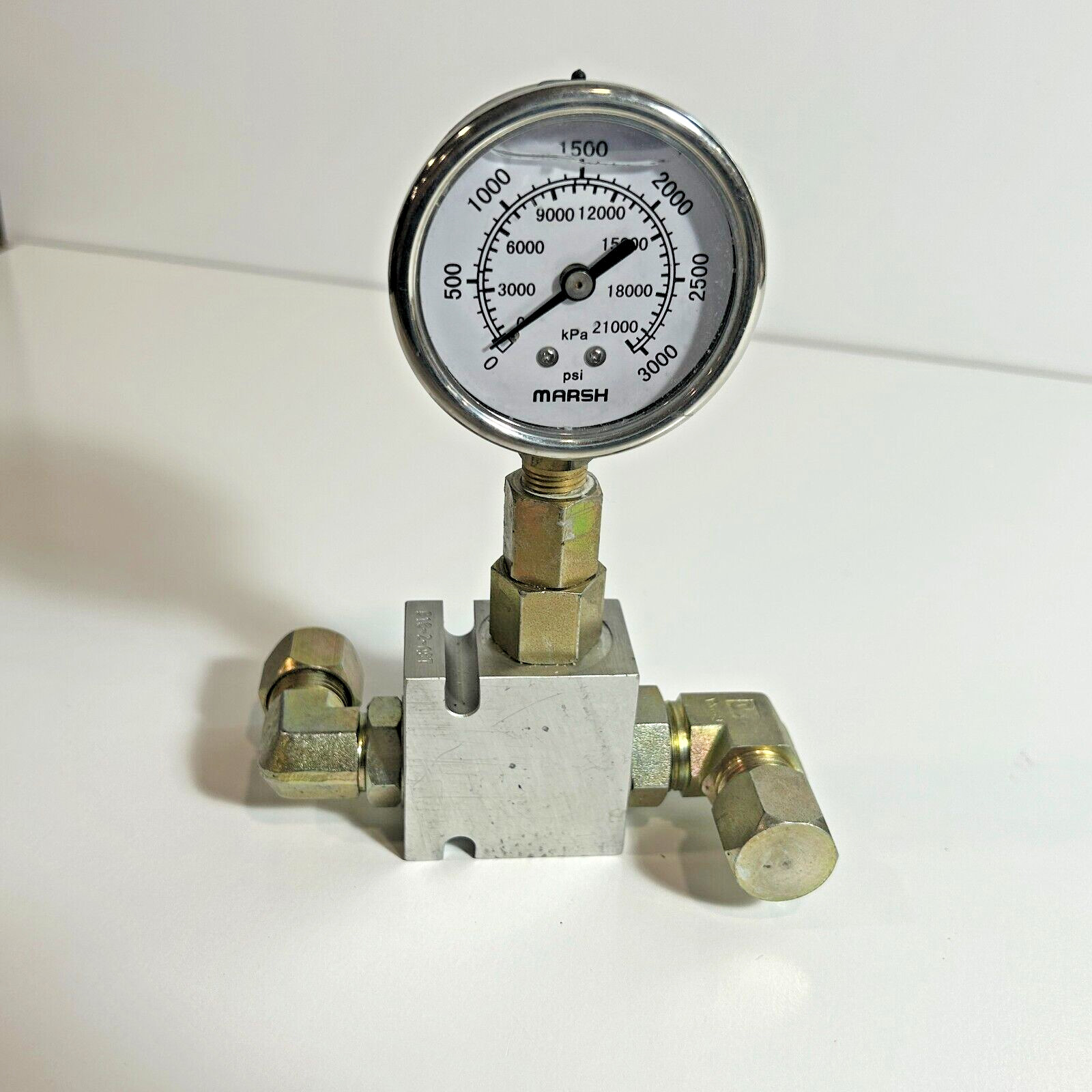 Parker B10-2-A8t Base Cartridge Valve WITH Marsh 3000 psi GAUGE & FITTINGS D371