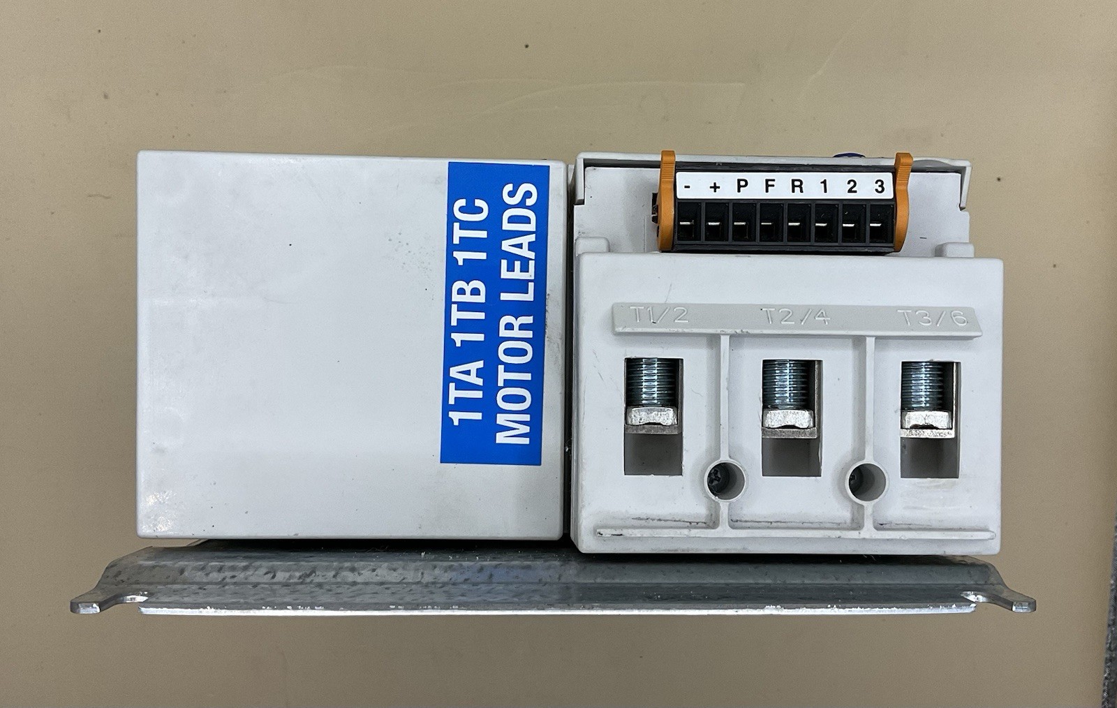 Eaton E501D10N3A-VFD Reversing Starter 3 Pole 600V Overload Relay 24Vdc Coil