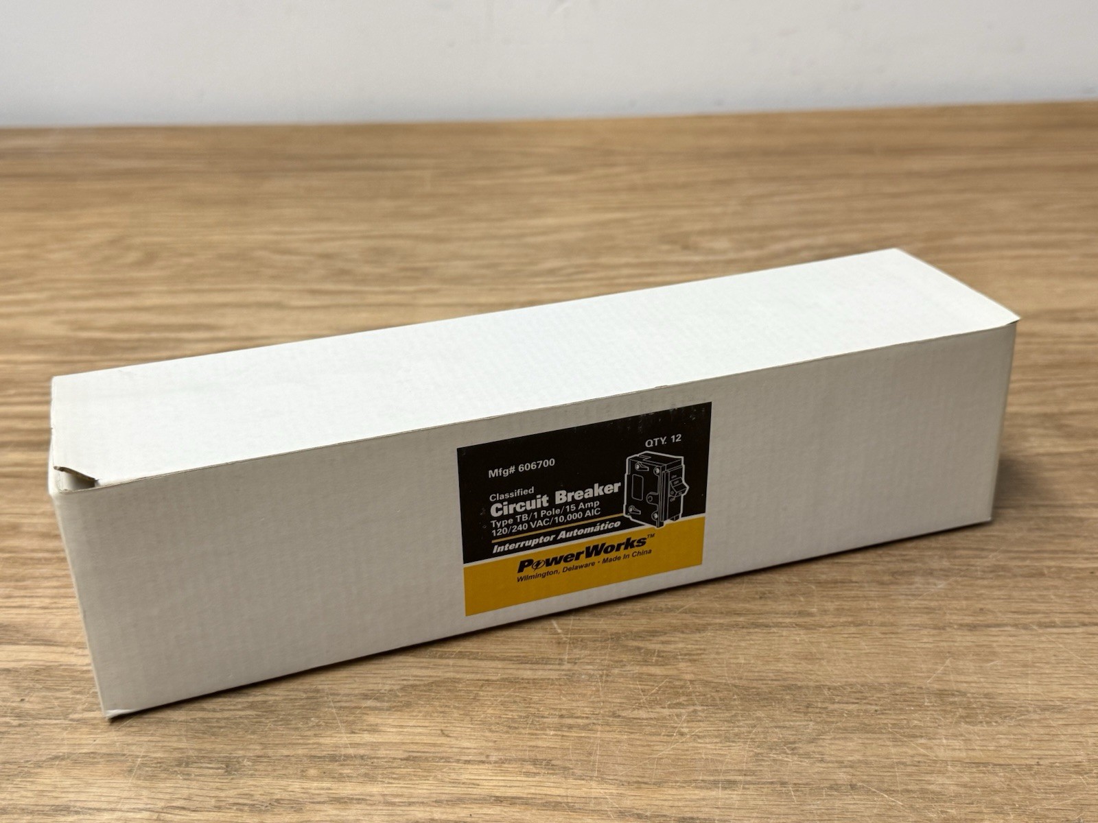 NEW Box of 12 PowerWorks 1Pole 15 Amp 120/240 VAC Circuit Breakers 606700