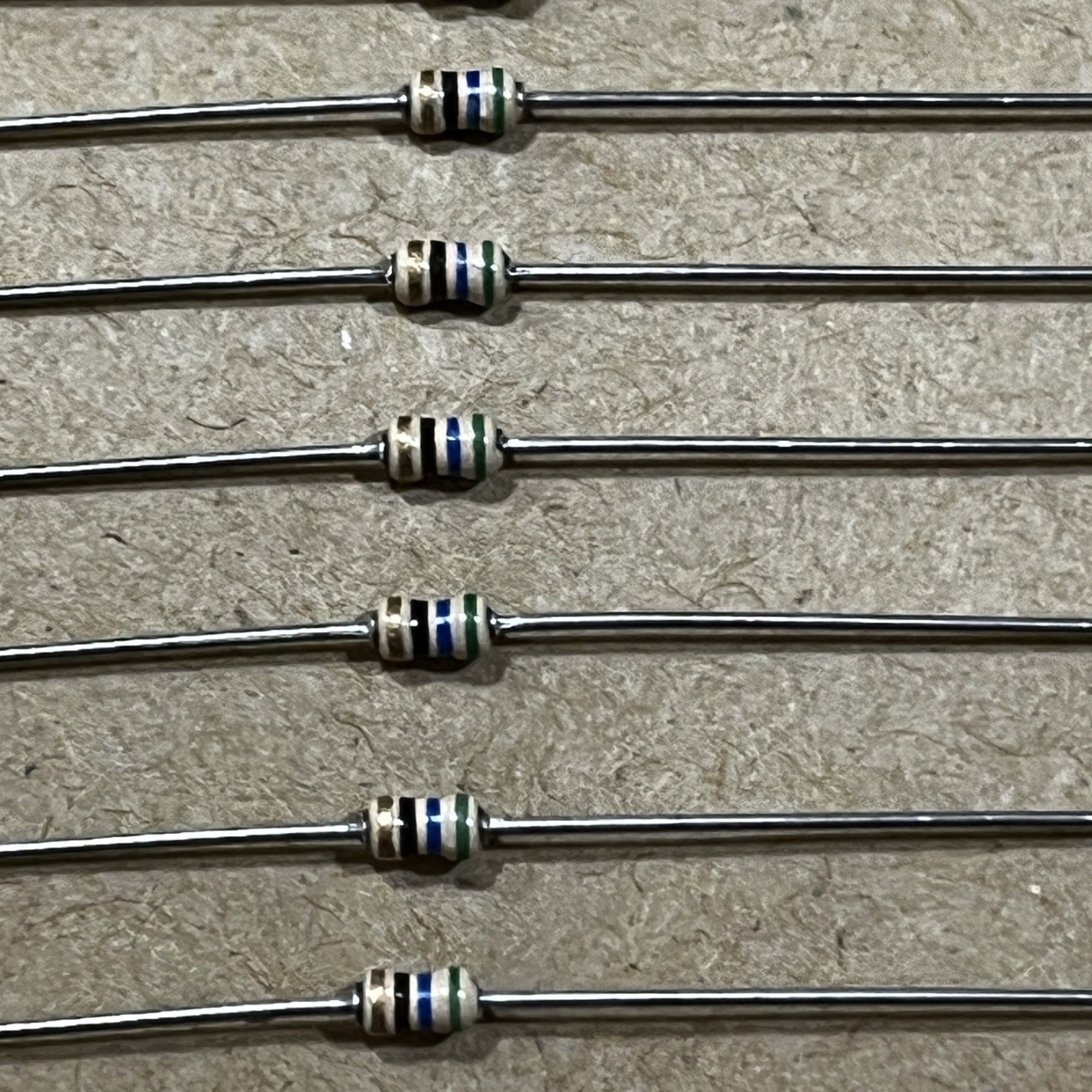50PCS 560 Ohm 1/4W 10% Carbon-Film Resistors, KOA, Axial, Through-Hole