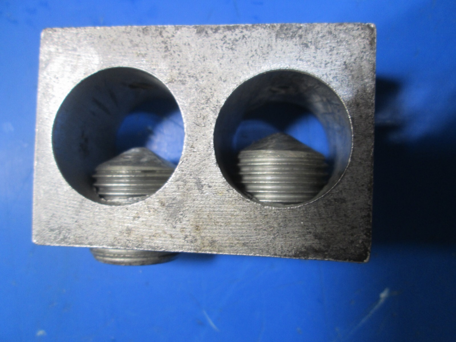Ilsco D8449 Dual Parallel 600 MCM Copper or Aluminum bolt on Lug