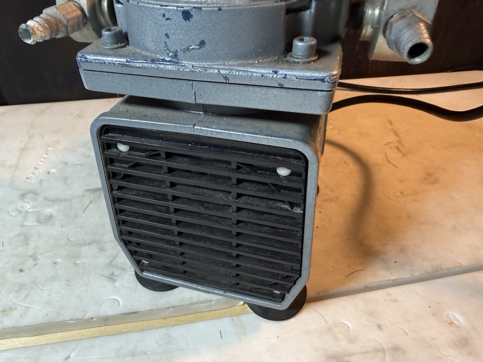 THOMAS SCIENTIFIC DOA-P104E-AA GAST DIAPHRAGM VACUUM PRESSURE PUMP 115V