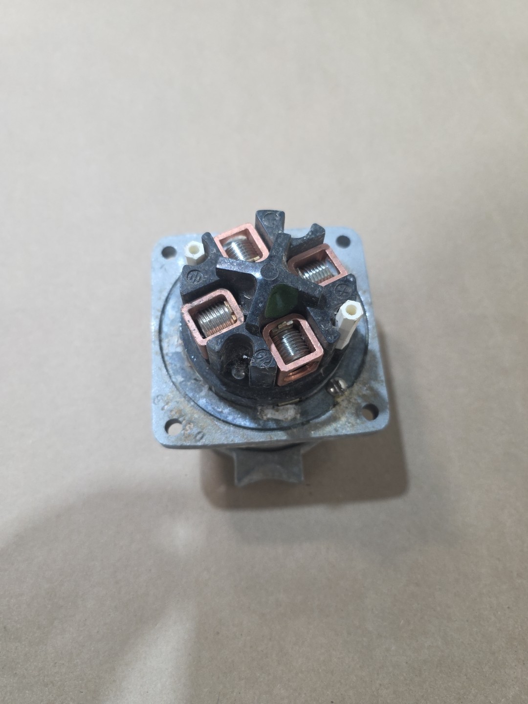 Hubbell HBL26410 «HUBBELLOCK» 60-Amp Receptacle 600Vac 60A 3P 4W