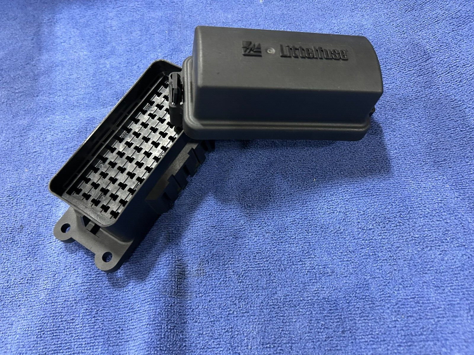 NEW – LITTELFUSE PDM21001LXM – FUSE HOLDER, 250A/30A PER CIRCUIT (ENG-06)