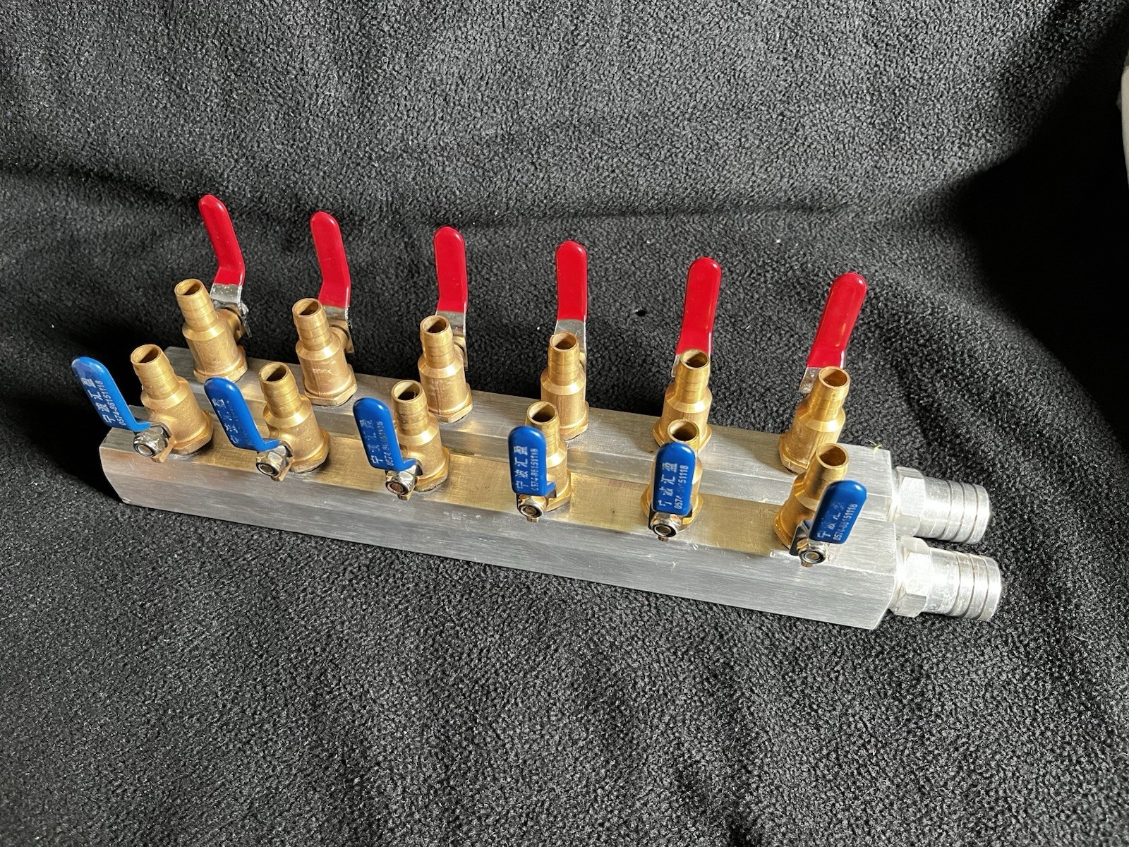 Aluminum Manifold with Brass Ball Valve and Dual Color Handles 6 Port 1/2
