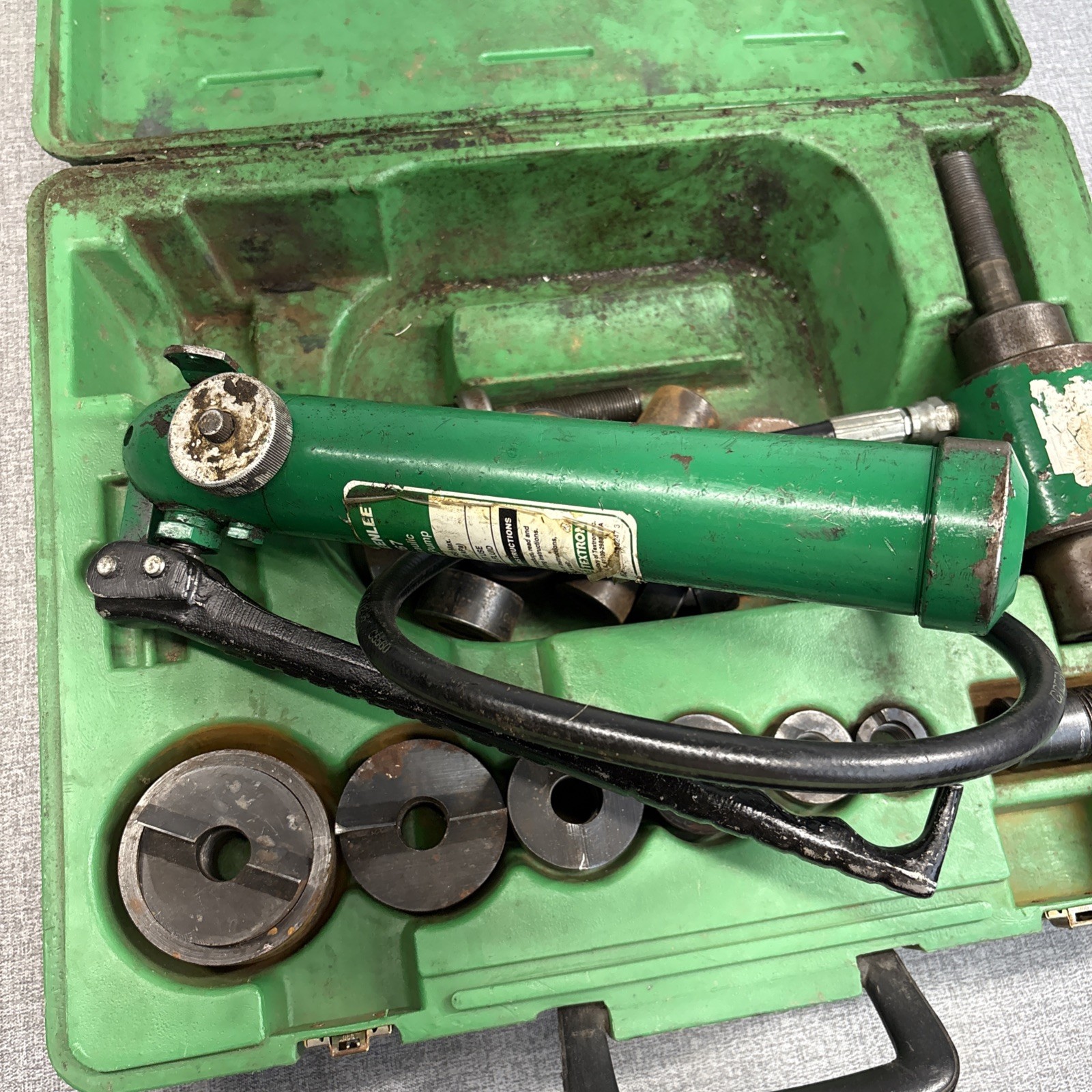 GREENLEE 7306SB 1/2″ – 2 -1/2”Slug Buster Knockout Punch and Hydraulic Driver