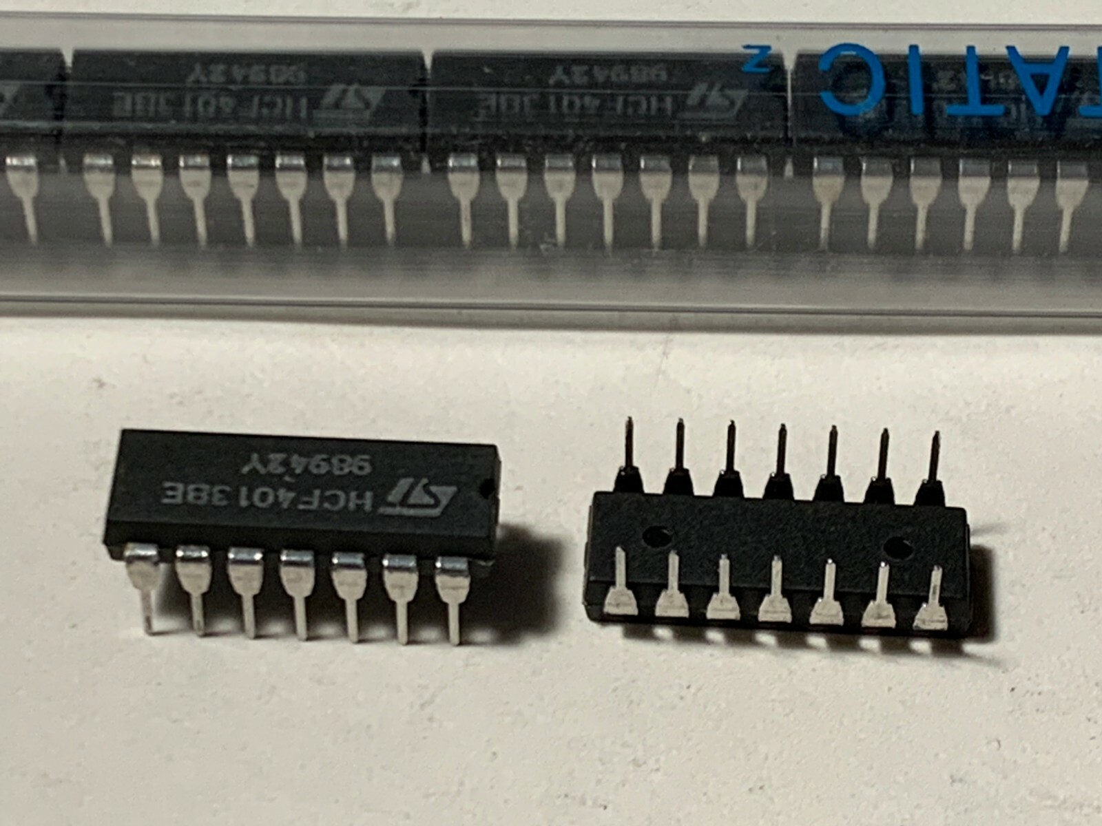 HCF4013BE-STMicroelectronics IC-Dual D-Type Flip Flop- DIP-14.