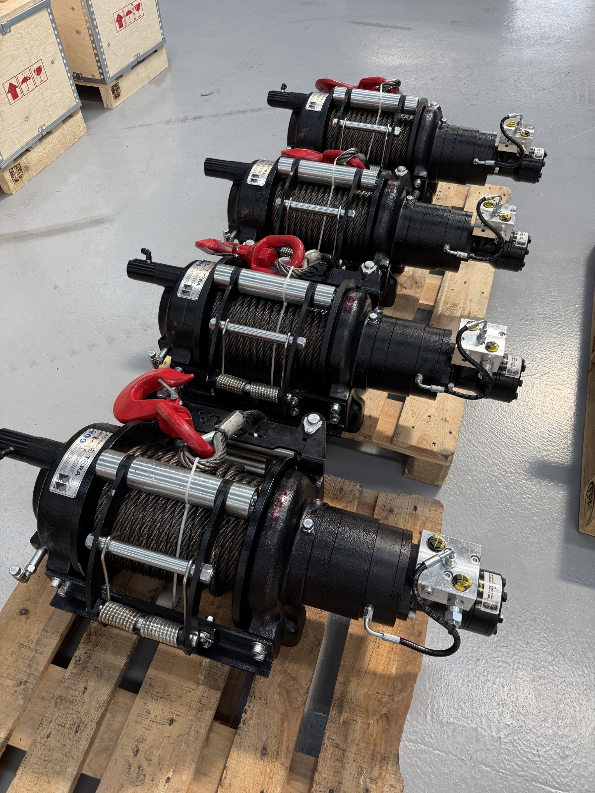 26.500 LBS Hydraulic Winch Including 82 ft Stell Rope and Hook