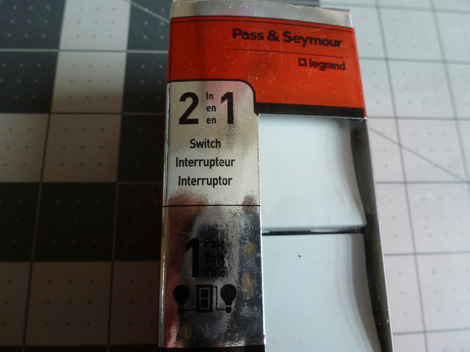 Pass & Seymour / LeGrand TM811-WCC6 Light Switch: 2 in 1 – 15A – 1 Pole – White