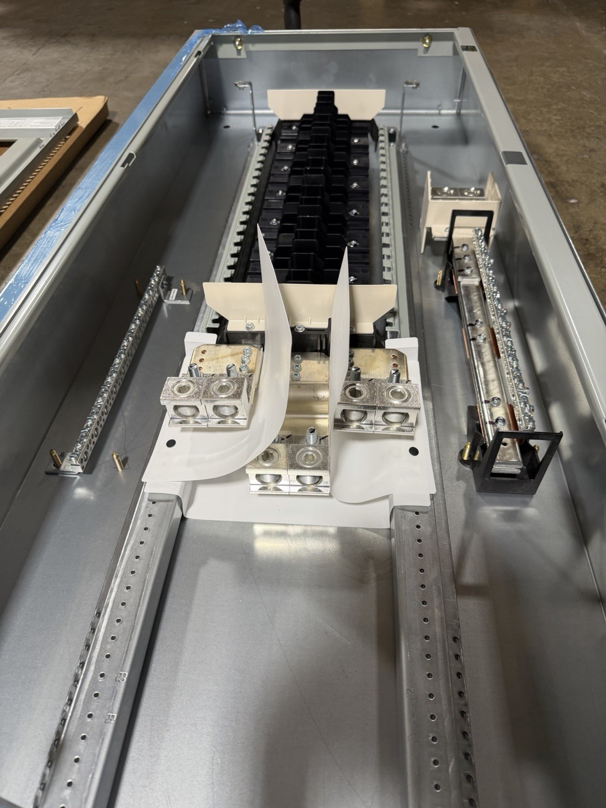 1-400 AMP 480V MAIN LUG PANELBOARD 42 SPACE 3PHASE 4 WIRE COMPLETE PANEL (NEW)