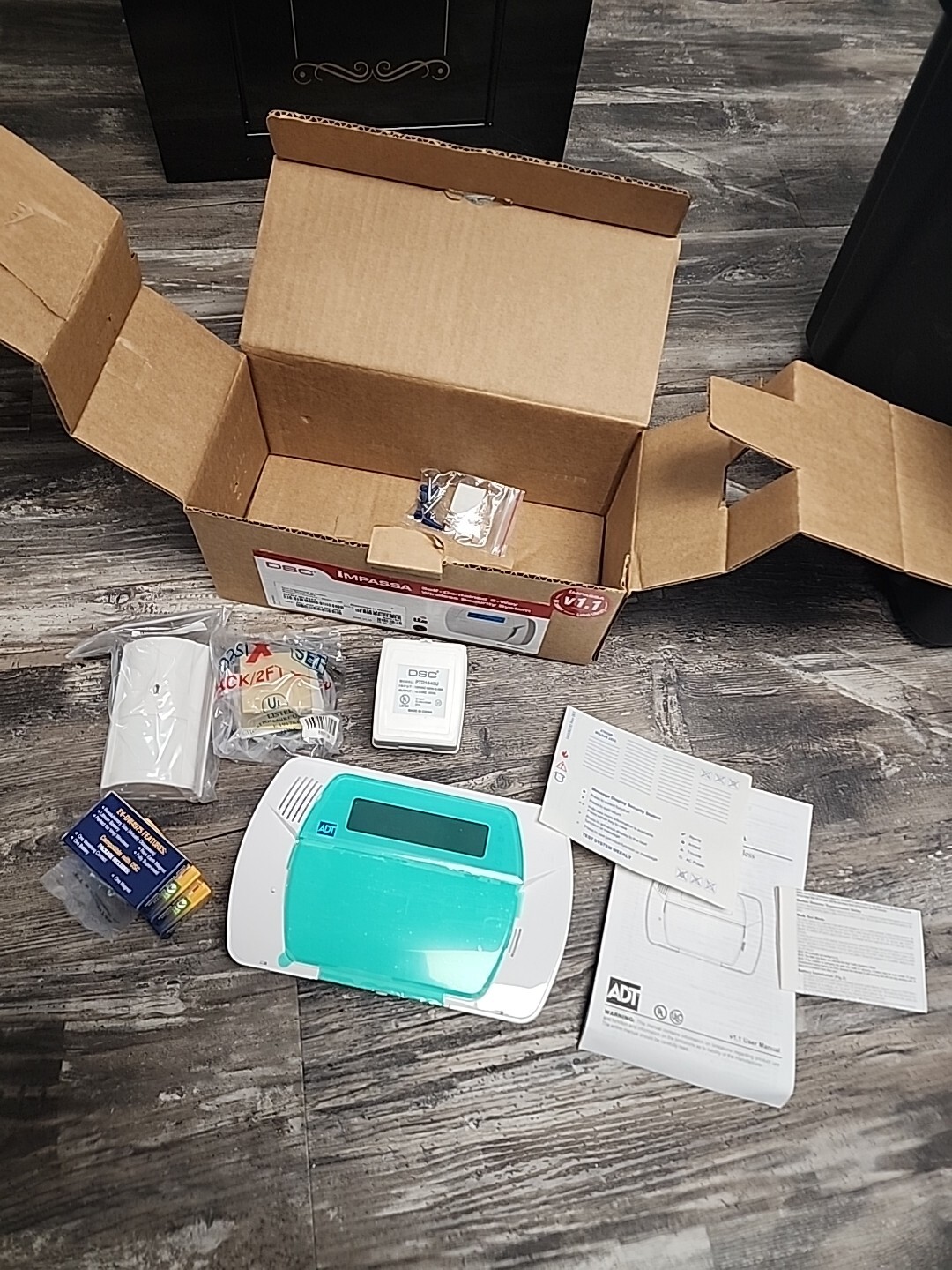 DSC KIT457-96Leadt Impassa 2-Way Self Contained Wireless Security System NEW