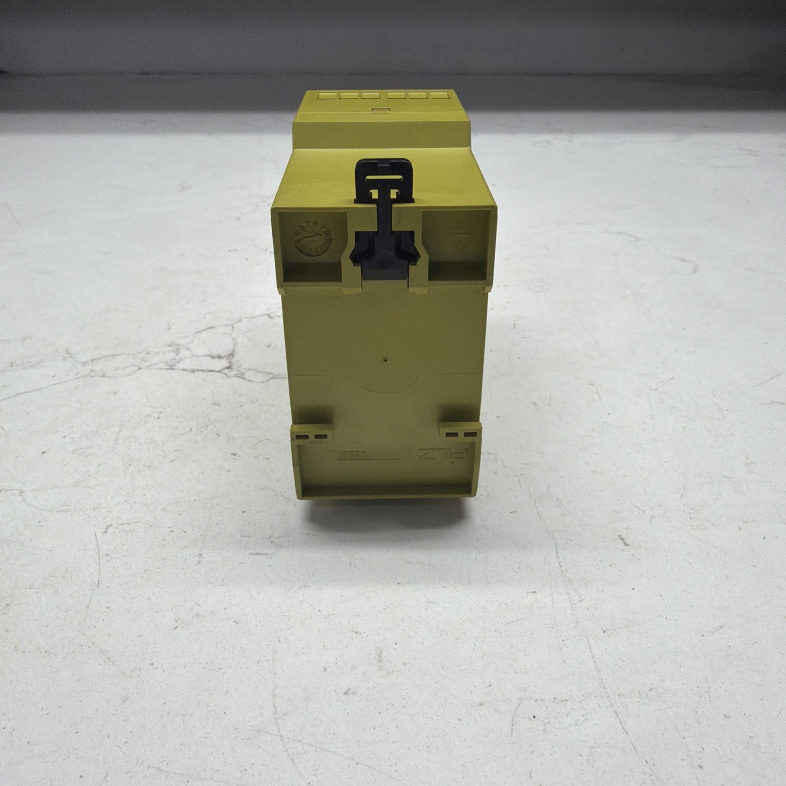 PILZ 777502 PNOZ XV2P 3/24VDC 2n/o 2n/o t safety relay