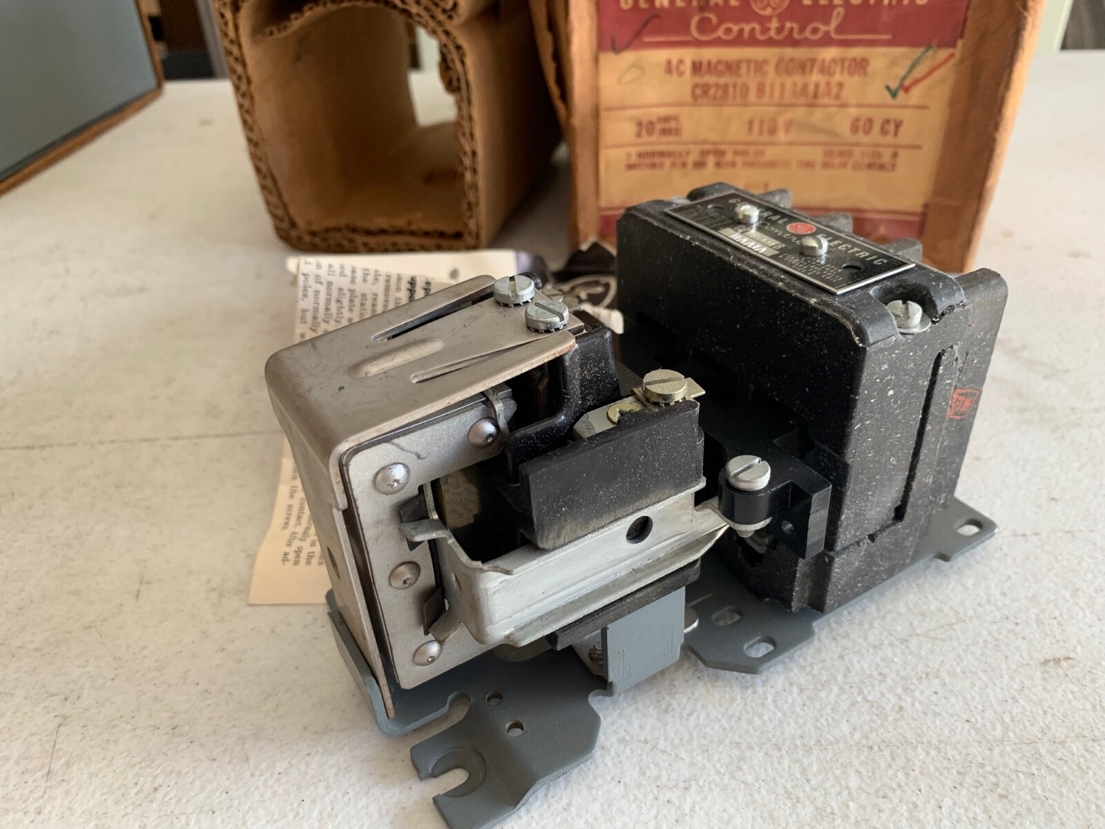 One (1) Genuine GE CR2810B11AA1A2 AC Magnetic Contactor 20AMP 110V, NOS