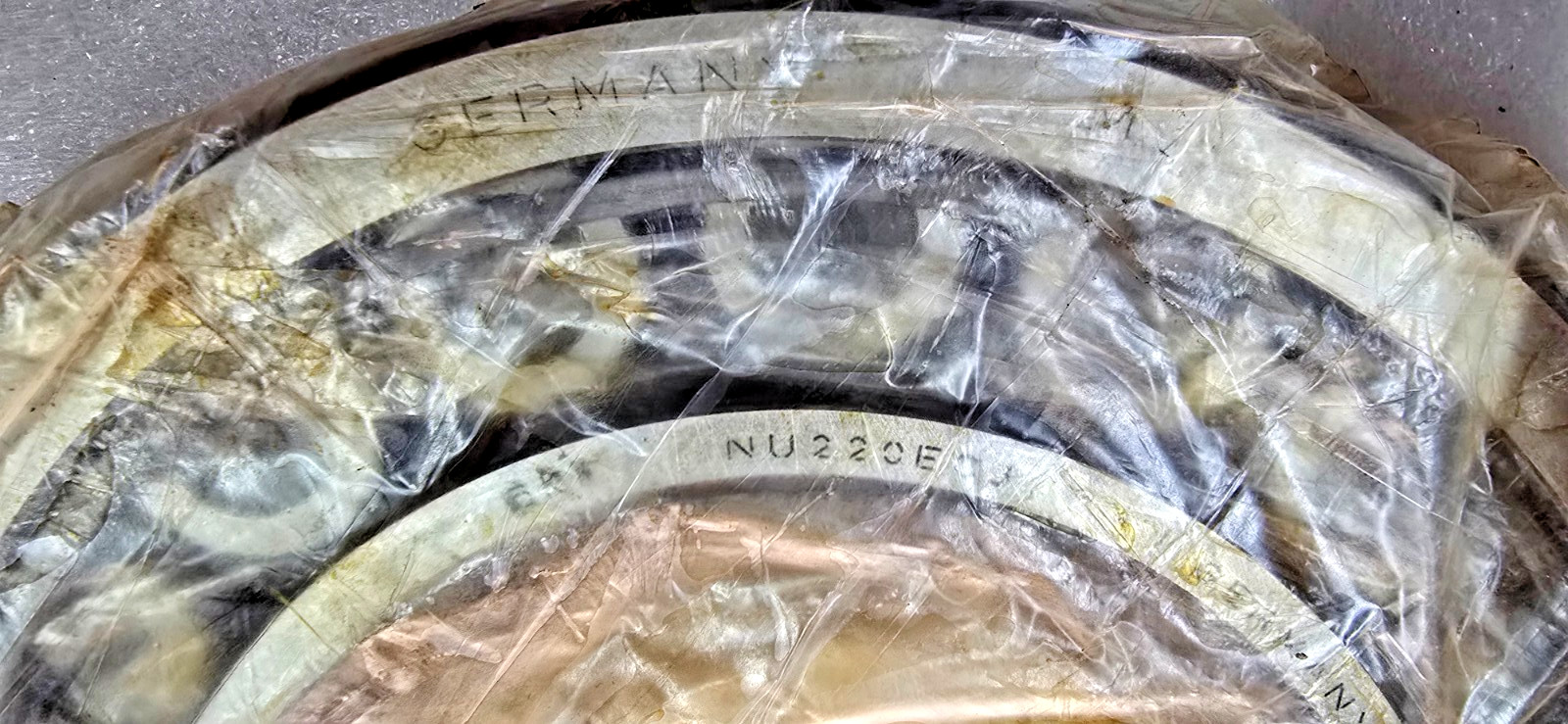 NU220 ECJ Cylindrical Roller Bearing NEW SKF GERMANY NU 220 ECJ 100 x 180 x 34MM