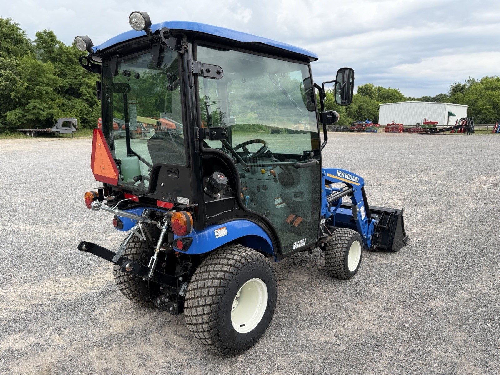 UNUSED 2023 NEW HOLLAND WORKMASTER 25S- ENCLOSED CAB W/ HEAT- LOADER- ONLY 9HRS!