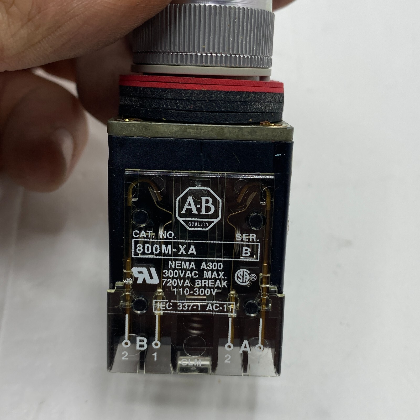 ALLEN BRADLEY AB 800MR-QA24 FLUSH MOUNT PUSHBUTTON 800M-XA NEMA A300 110-300V