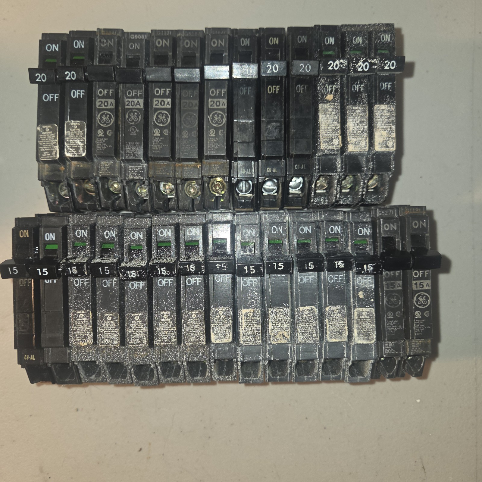 LOT OF 29 GE Thin Series Circuit Breaker 1-Pole 20-Amp THQP120
