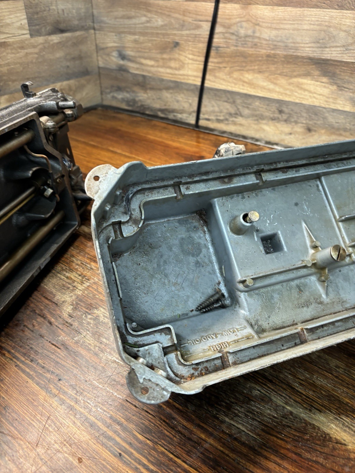 Singer 251-12 Upholstery Machine with oil pan, attachments & extras, WORKS BUT..